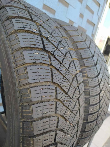 Шины Pirelli Ice Zero FR 215/65 R16 -- б/у 5